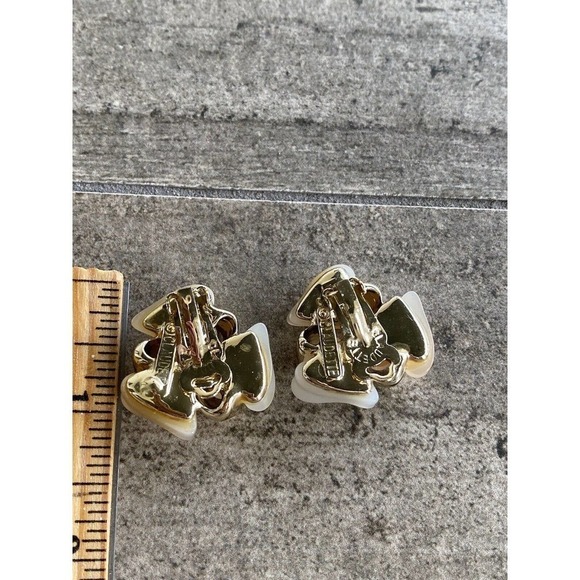 Claudette Vintage Pearl and Beige Moon Glow thermoset clip ons Brooch Set - Picture 5 of 11